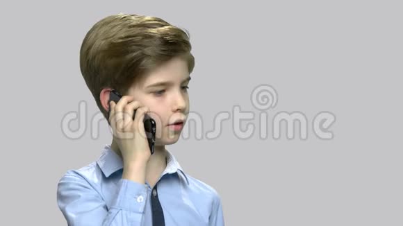 可爱的男孩用手机说话视频的预览图