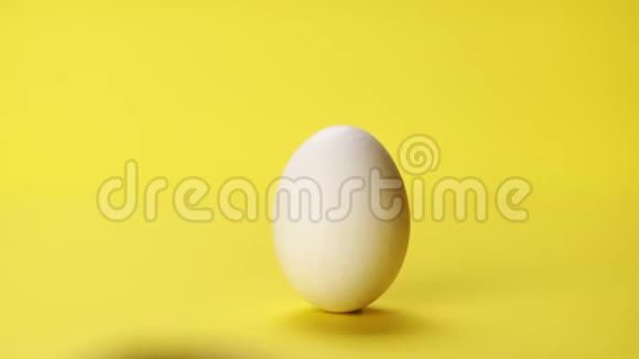 白色鸡蛋上的粉红色油漆视频的预览图