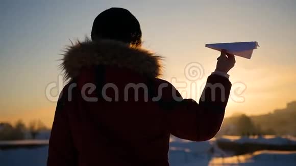 日落时分天空中的孩子发射了一架纸飞机冬霜日视频的预览图