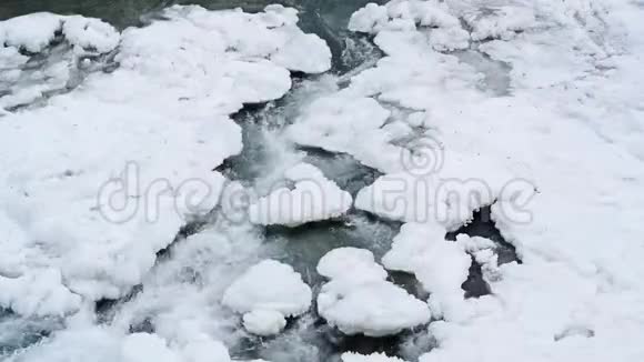 冬季景观山河流经冰面视频的预览图