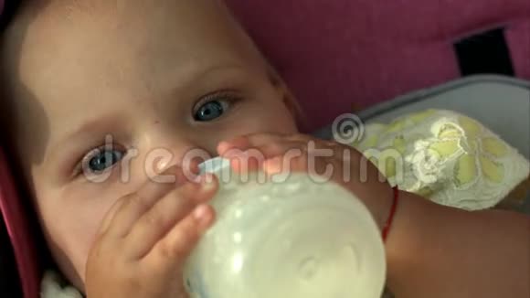 婴儿吸吮瓶视频的预览图