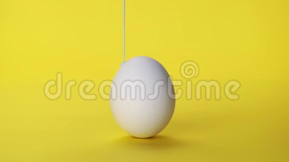 白色鸡蛋上的蓝色油漆视频的预览图