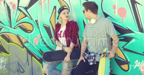 时髦的现代都市情侣在溜冰场聊天视频的预览图
