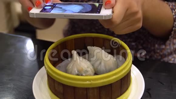 食物照片手机上的中国饺子图片视频的预览图