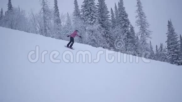 女孩慢悠悠地从滑雪板上下山视频的预览图