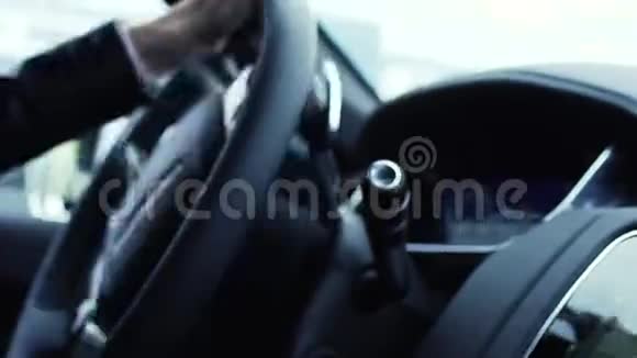 年轻的女商人开车在高速公路上库存把开豪华车的年轻美女关起来视频的预览图