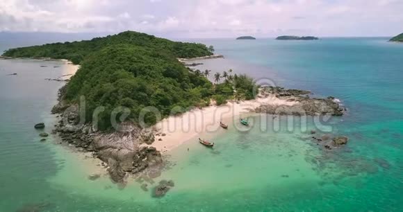 科赫岛和科班香蕉海滩无人机鸟瞰丛林棕榈树视频的预览图