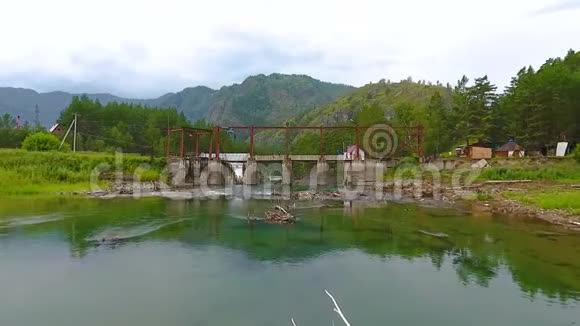 俄罗斯阿尔泰共和国Chemal河上Chemal水电站的鸟瞰图视频的预览图