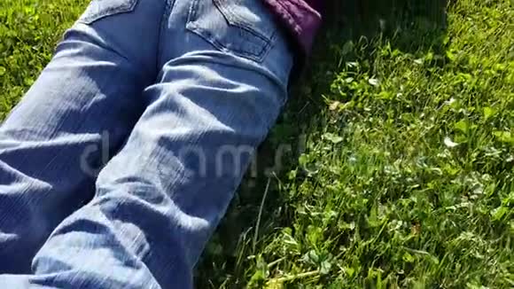 使用单反相机拍摄草地上的女性摄影师视频的预览图