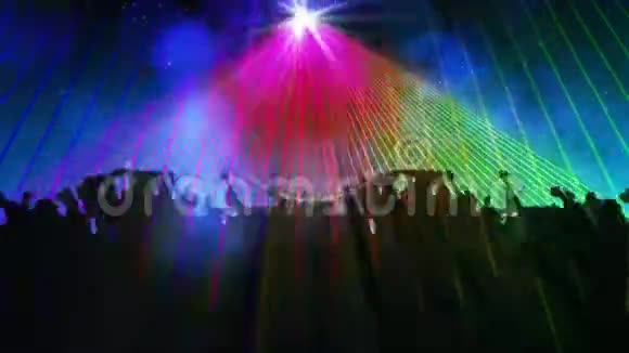 五颜六色的聚光灯在人群跳舞的黑色剪影中移动的动画视频的预览图