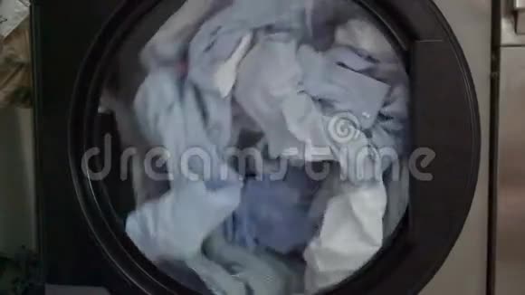 现代洗衣机中五颜六色的衬衫视频的预览图
