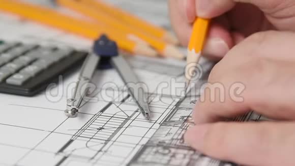 男性建筑师用铅笔画设计的手视频的预览图