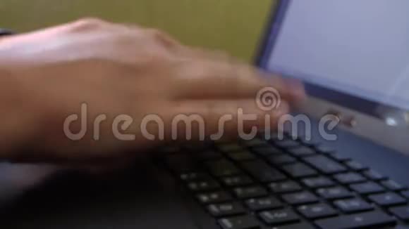 白人男子手在笔记本电脑键盘上打印模糊的视频的预览图