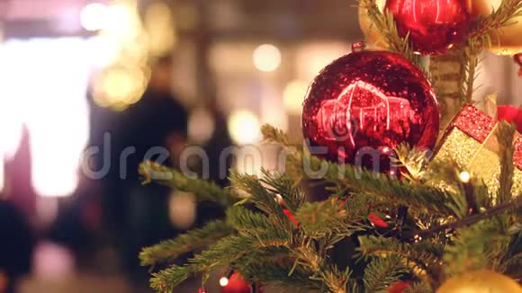 用红球装饰圣诞树树枝视频的预览图