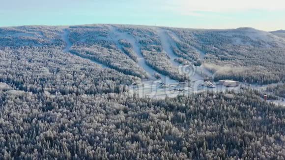 山顶滑雪基地的顶部景观录像雪覆盖的山脉全景有滑雪坡和娱乐视频的预览图