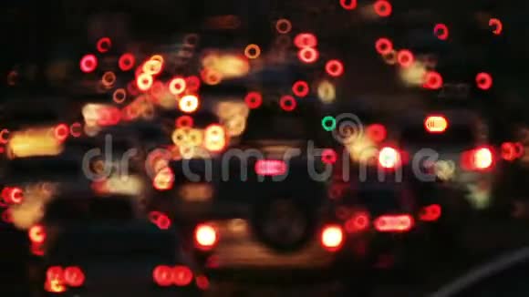 晚上有红绿灯开车去城里夜晚的城市有汽车视频的预览图