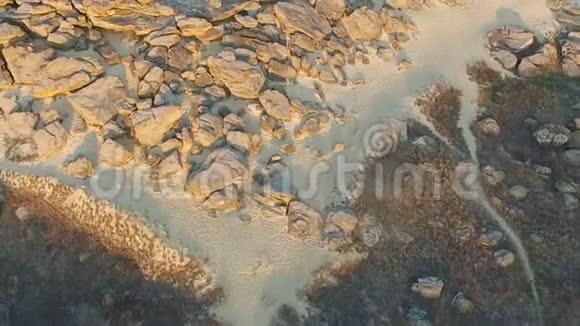 日落前乌克兰石墓空中摄影视频的预览图