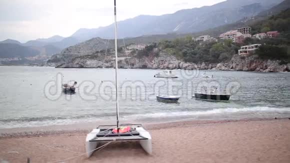 黑山普雷兹诺海滩日光浴床和海滩上的雨伞视频的预览图