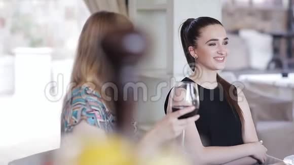 一群朋友在餐馆或咖啡馆喝酒戴着眼镜积极的情绪和美好的时光视频的预览图