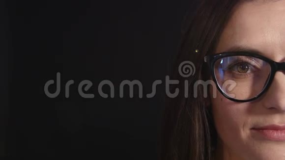漂亮的年轻职业女性摘下黑色背景的眼镜视频的预览图