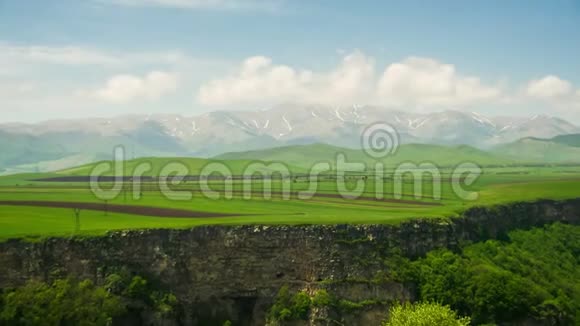 亚美尼亚峡谷峡谷溪流和山脉的景观时间流逝视频的预览图