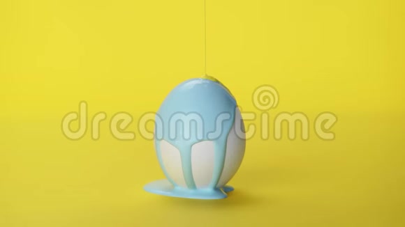 白色鸡蛋上的黄色和蓝色油漆视频的预览图