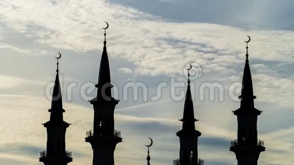 流云背景下清真寺四座塔楼的轮廓时间推移视频的预览图