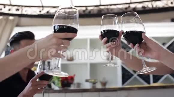 餐馆里的那家公司用酒杯夹着酒视频的预览图