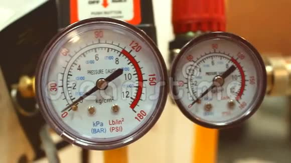空气压缩机泵空气视频的预览图