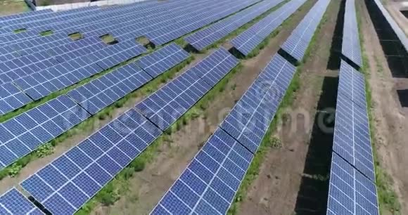 从空中俯瞰太阳能发电厂可再生资源主题的工业背景飞越一排排太阳能电池板视频的预览图