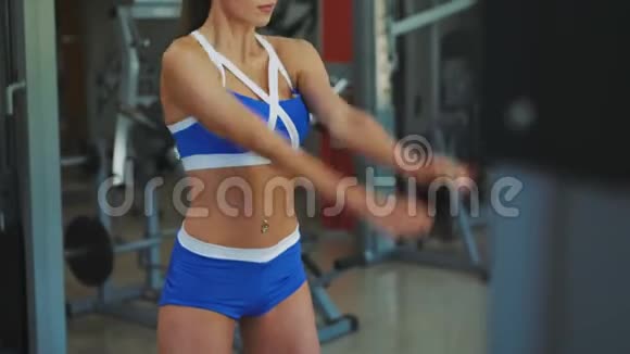 漂亮的女运动员在健身房伸展身体4K视频的预览图