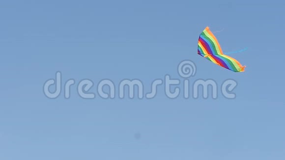 五颜六色的风筝在阳光明媚的夏天蓝天上飞翔儿童玩具休闲活动娱乐视频的预览图