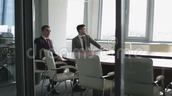 穿红色夹克的女秘书给老板带咖啡视频的预览图