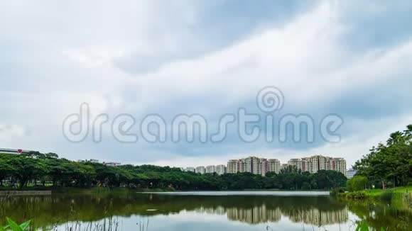 新加坡普戈尔公园美丽的湖景河畔花园蓝天普戈尔公园视频的预览图