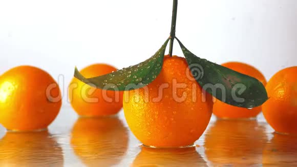 水滴在成熟的橘子上视频的预览图