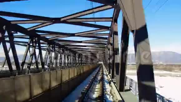 从日本的火车到铁路桥视频的预览图