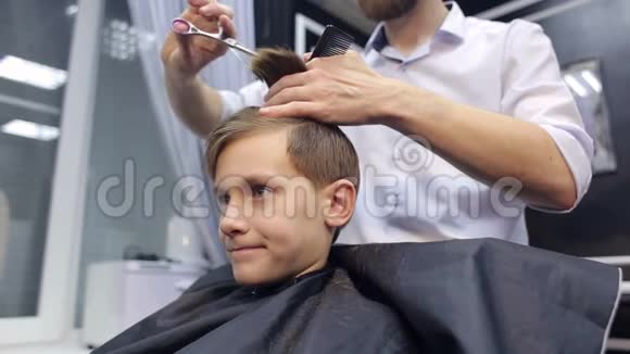 巴伯在理发店切年轻人特写视频的预览图
