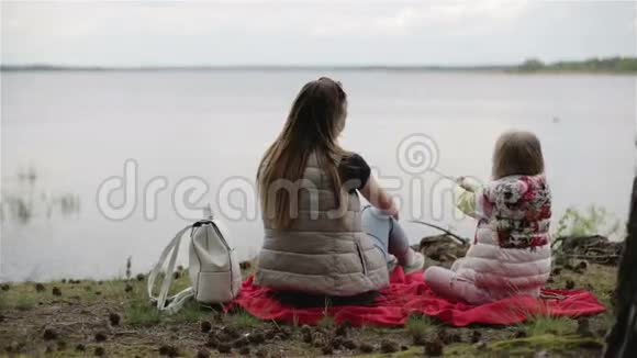 母亲和女儿在湖上想象中的钓鱼视频的预览图