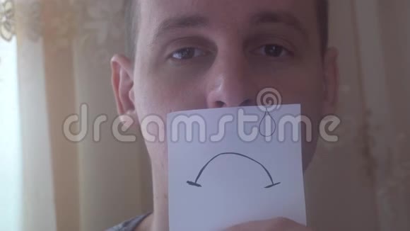 年轻人用一张纸显示他的情绪视频的预览图