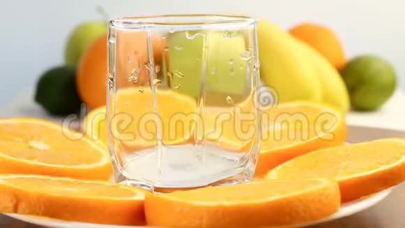 新鲜的柑橘类水果健康饮食观念的视频片段橙汁倒在玻璃杯里加一层背景视频的预览图