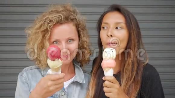 年轻快乐的白种人女孩吃纯素冰淇淋锥并在相机上摆姿势希普斯特生活方式高清慢镜头视频的预览图