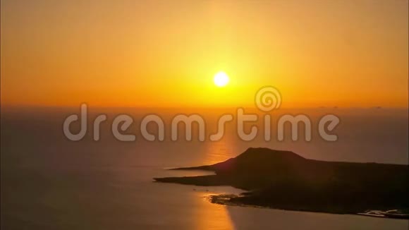 西班牙加那利群岛兰萨罗特的米拉多德尔里约格拉西奥萨岛景观日落时间的流逝视频高清视频的预览图