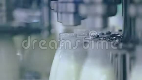 牛奶倒入塑料瓶中乳品厂的生产线视频的预览图