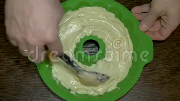 一个人做饭准备一个自制的蛋糕以绿色的形式出现视频的预览图