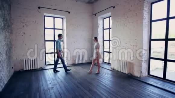 一男一女在房间里跳舞视频的预览图