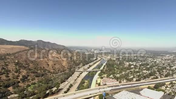 加利福尼亚州格伦代尔公路和山脉的空中拍摄视频的预览图