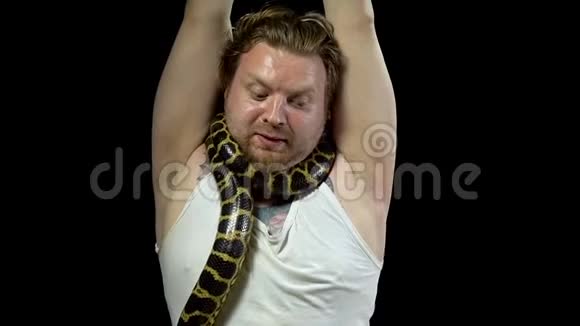 一个脖子上挂着蟒蛇的人视频的预览图