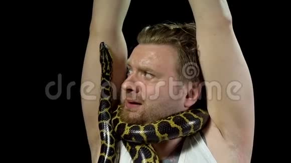 带着蛇在脖子上的受惊人视频的预览图