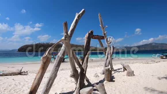 热带岛屿带船的美丽的热带空沙滩视频的预览图