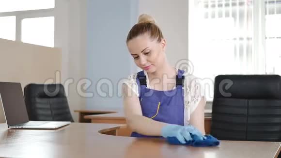 年轻女子擦着办公桌视频的预览图
